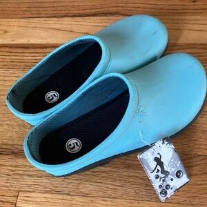 Big girls size 5 slip on blue clogs